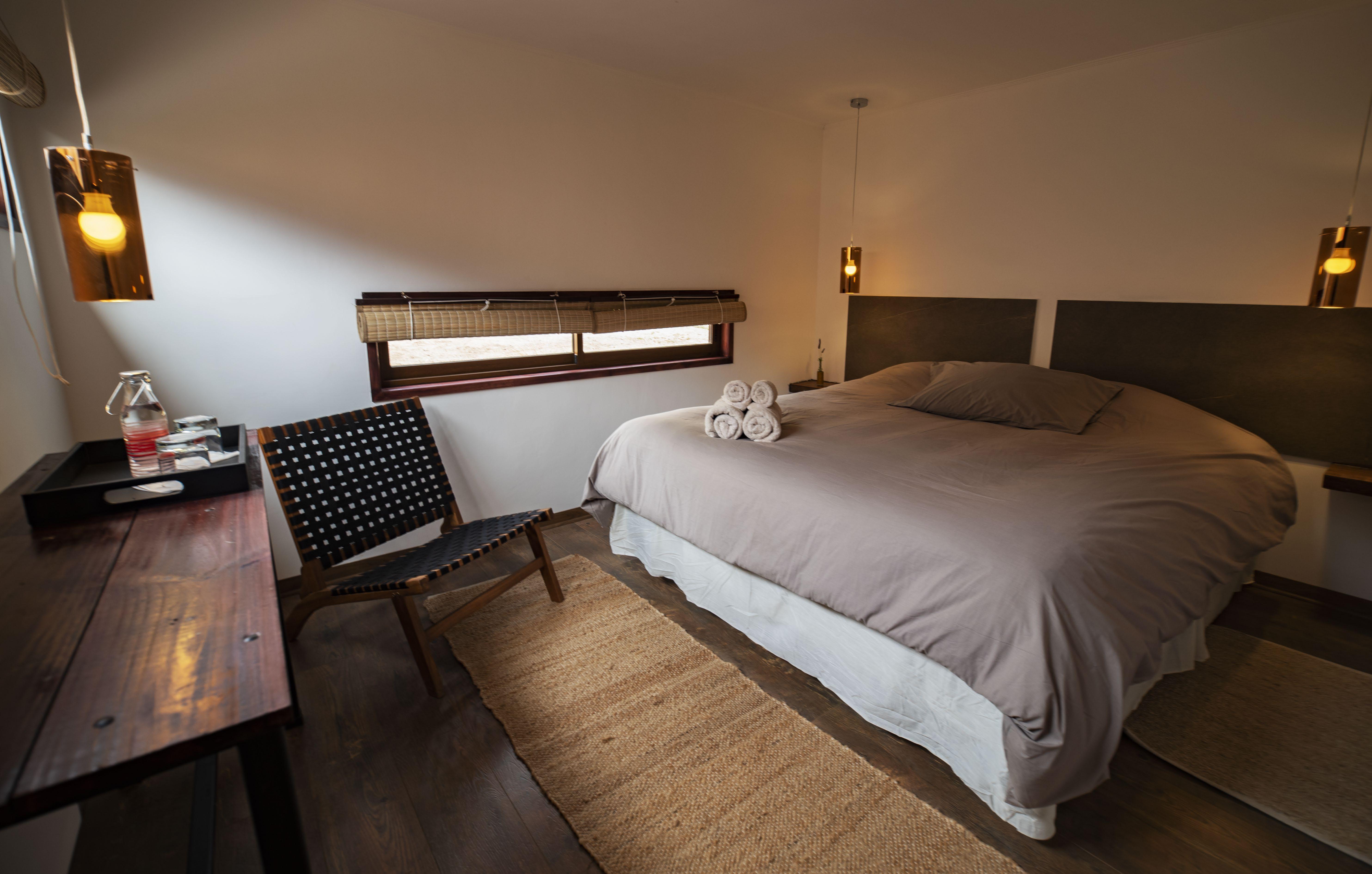 Vista nocturna de UMA Elqui iluminado, ambiente acogedor en el Valle de Elqui